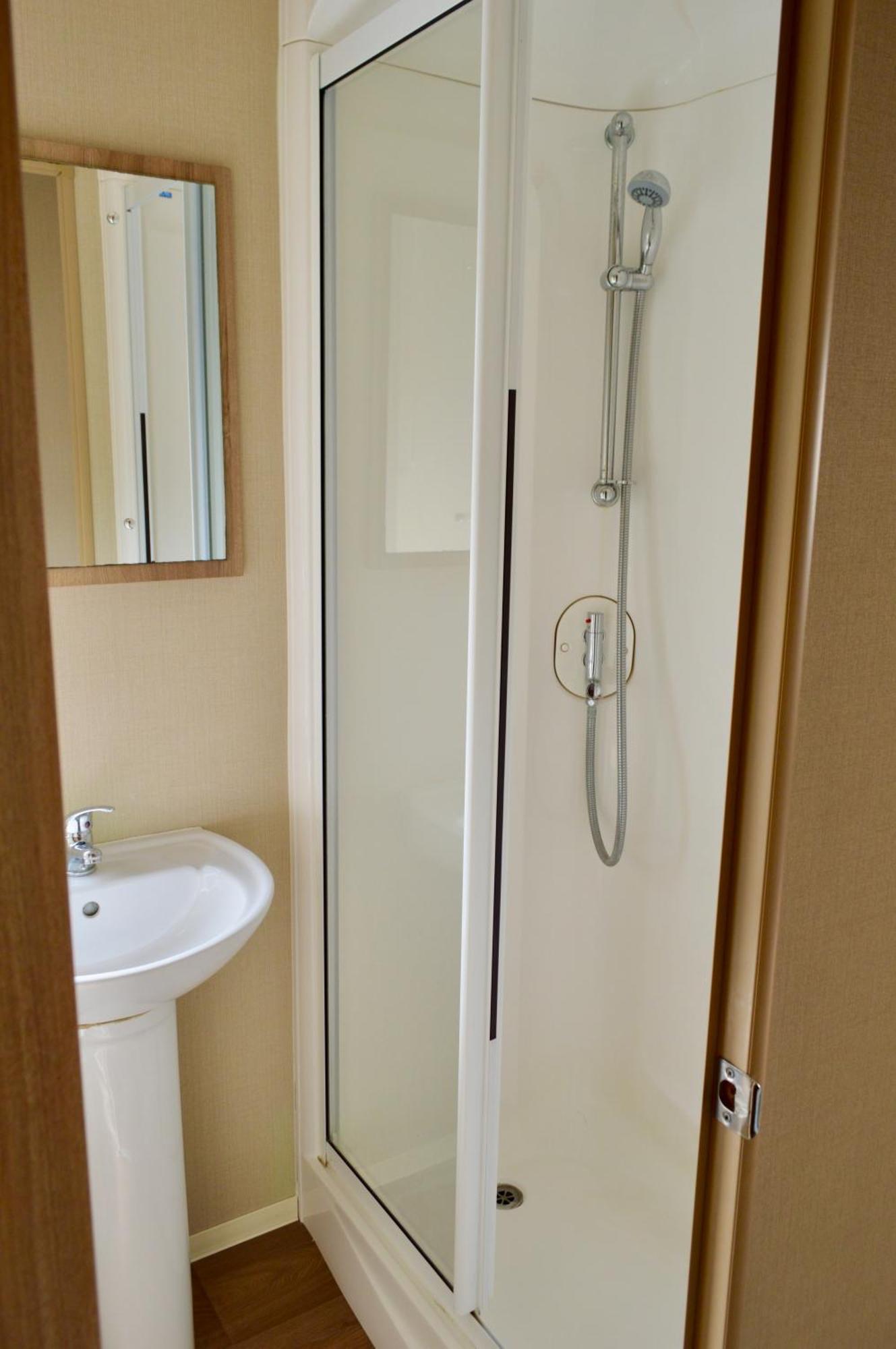 Luxury Hot Tub Caravan Lakes, 6 Berth, Dog & Pet Friendly Holiday home Tattershall