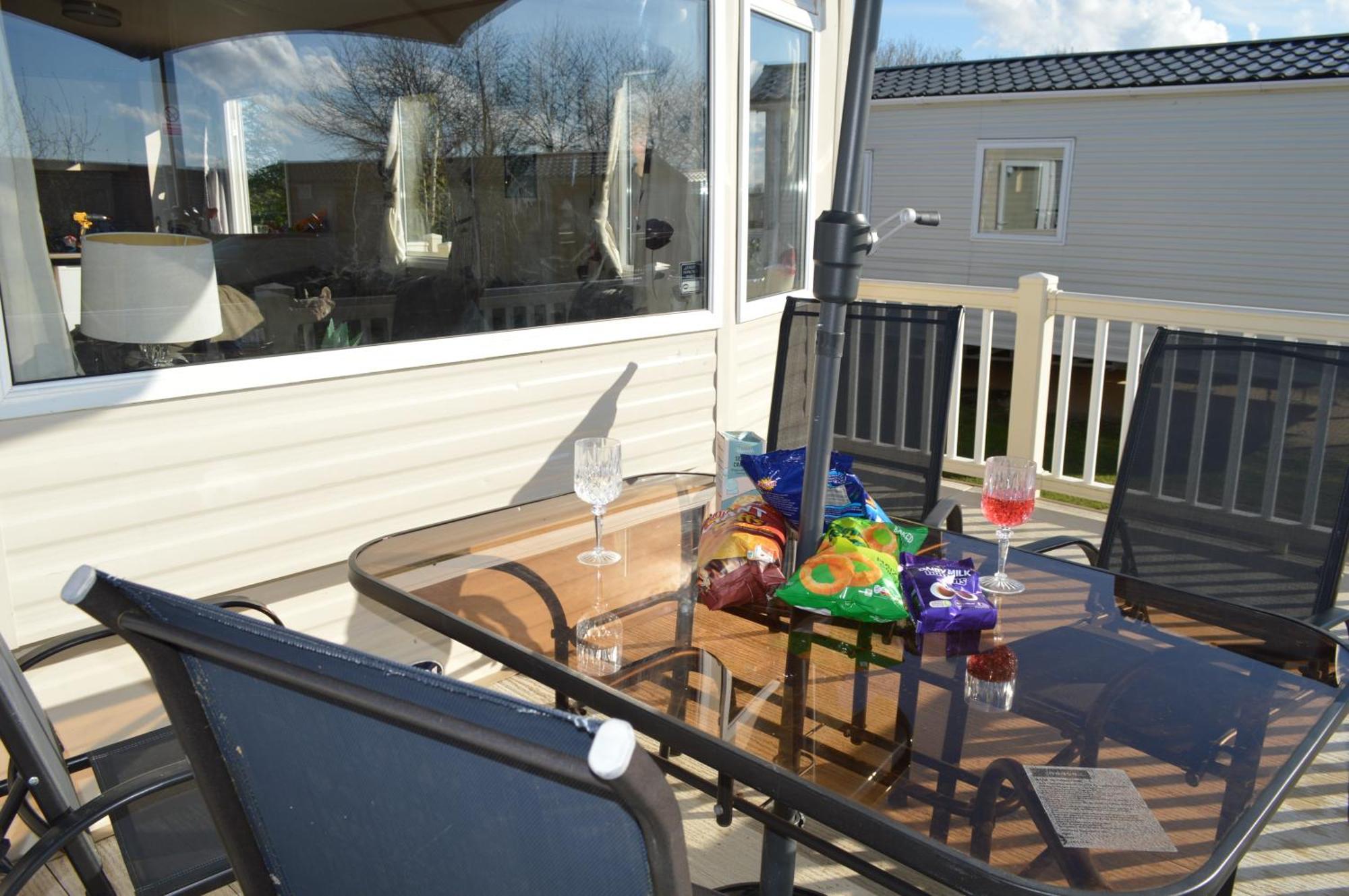 Luxury Hot Tub Caravan Lakes, 6 Berth, Dog & Pet Friendly