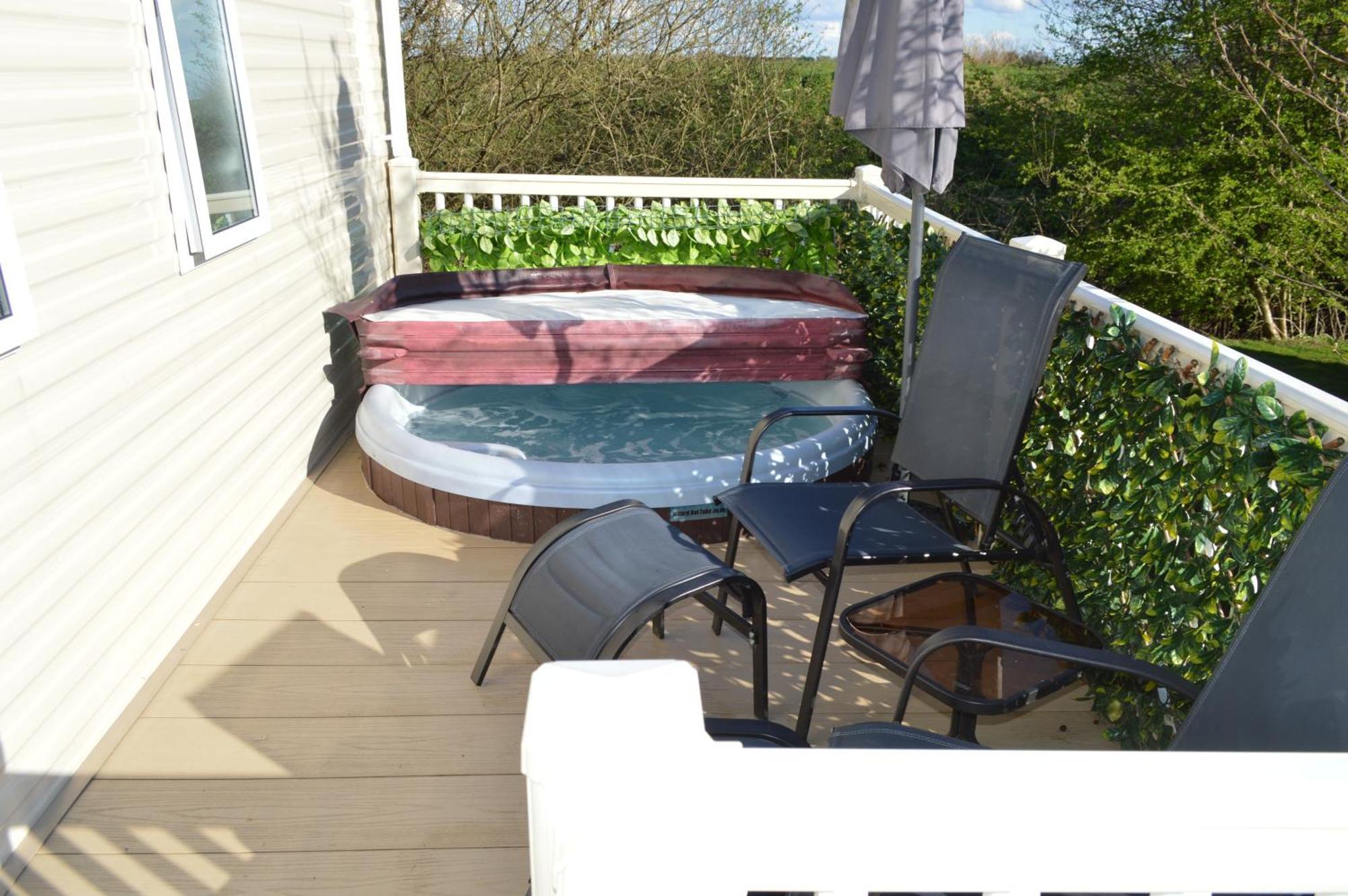 Luxury Hot Tub Caravan Lakes, 6 Berth, Dog & Pet Friendly Tattershall